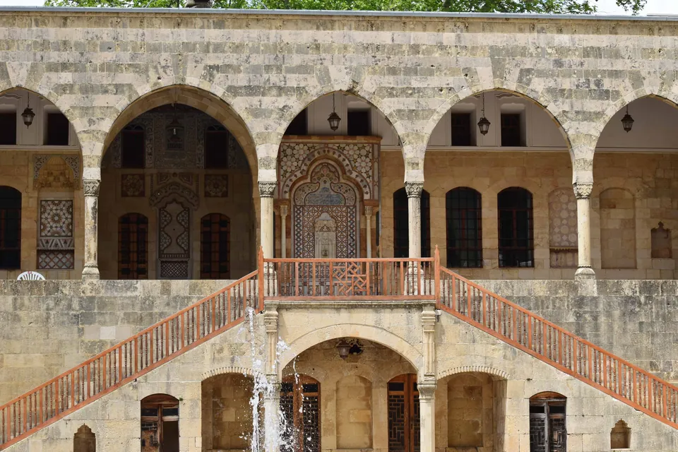 La cour principale du palais de Beiteddine, avec son double escalier et sa fontaine.